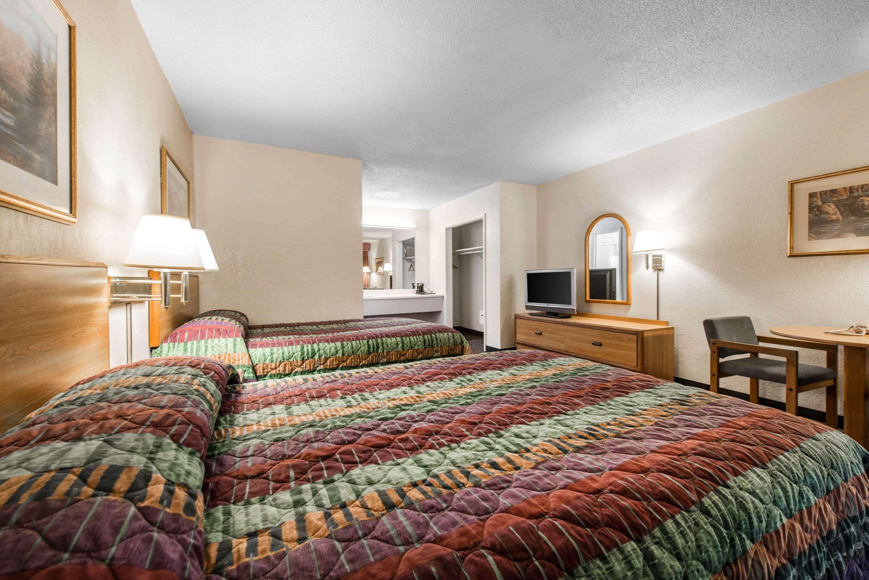 Rodeway Inn & Suites Colorado Springs Dış mekan fotoğraf