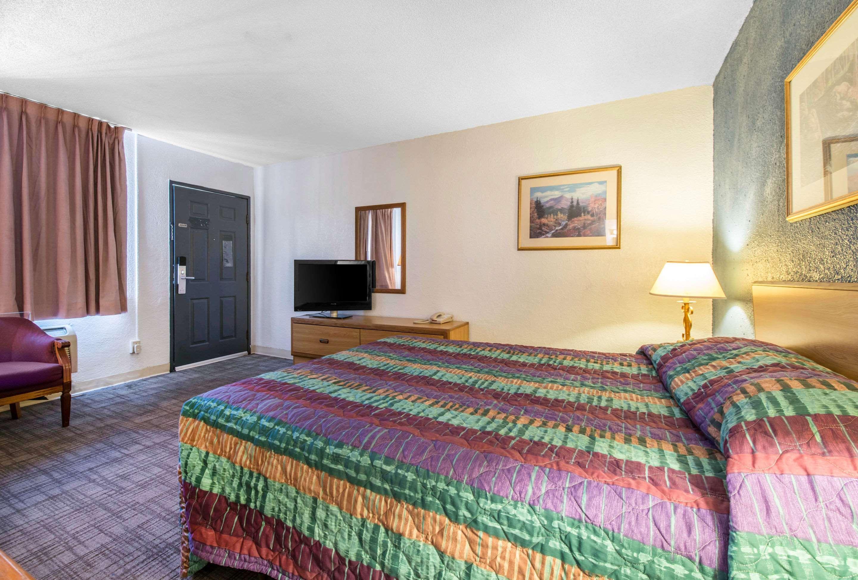Rodeway Inn & Suites Colorado Springs Dış mekan fotoğraf