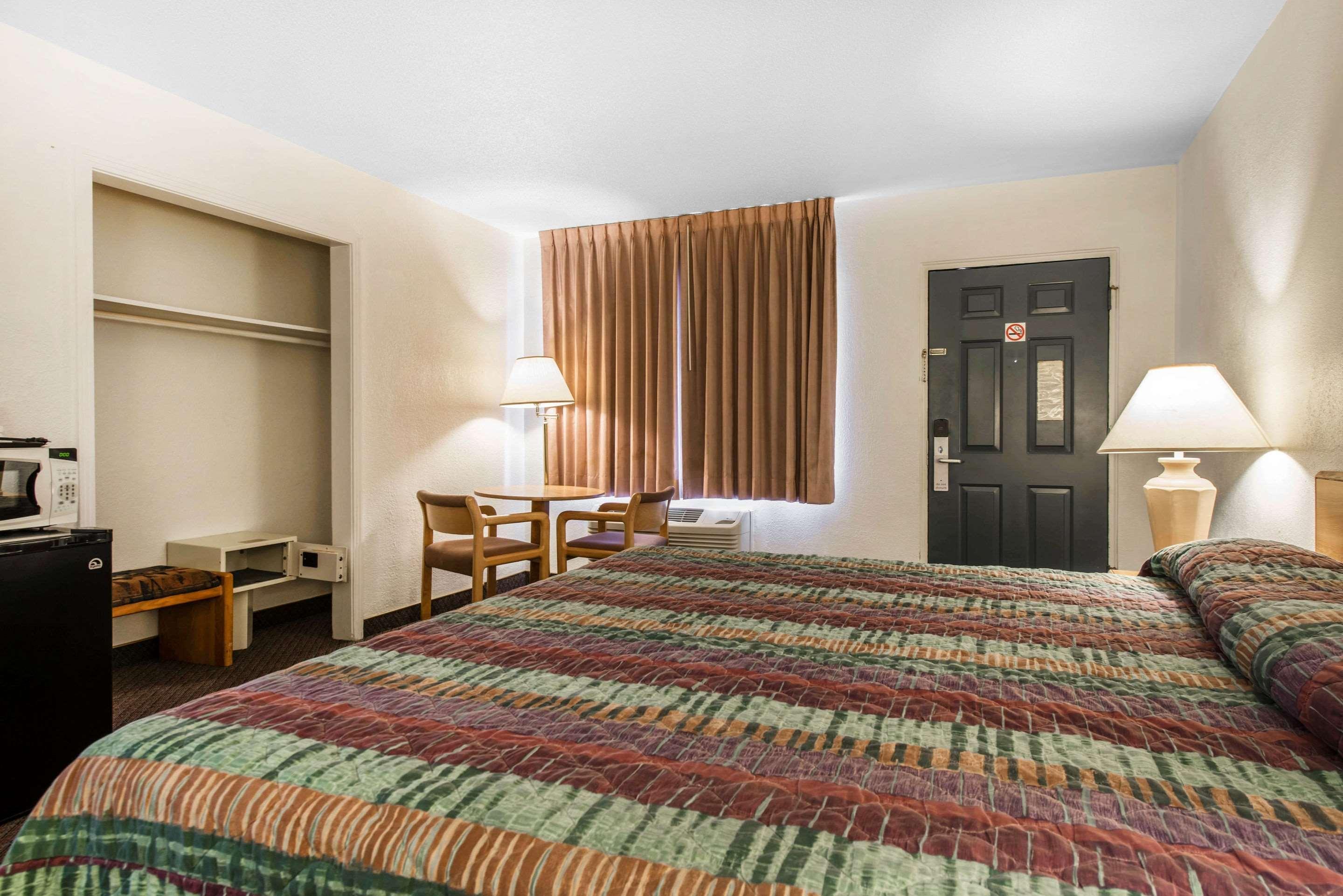 Rodeway Inn & Suites Colorado Springs Dış mekan fotoğraf
