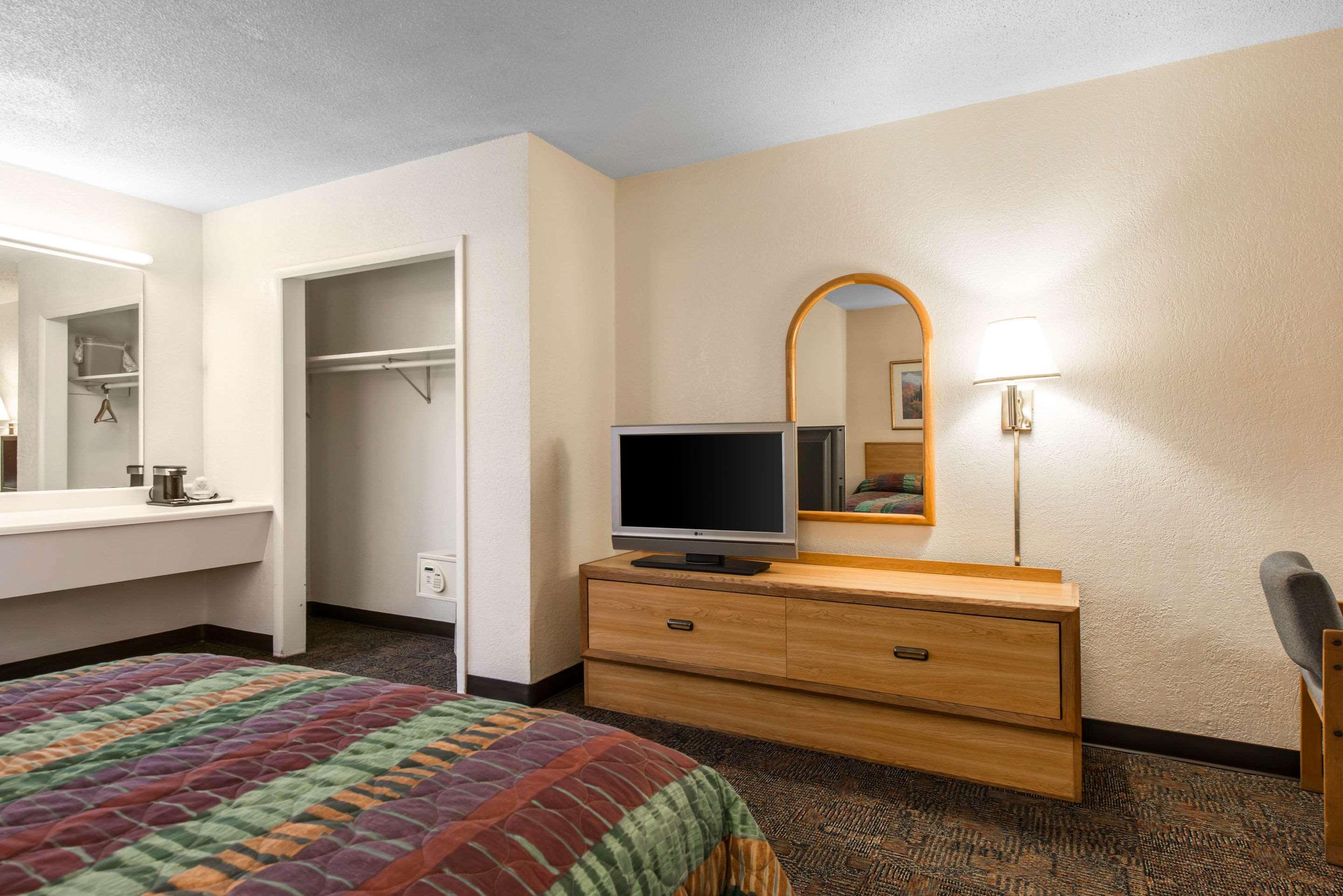 Rodeway Inn & Suites Colorado Springs Dış mekan fotoğraf