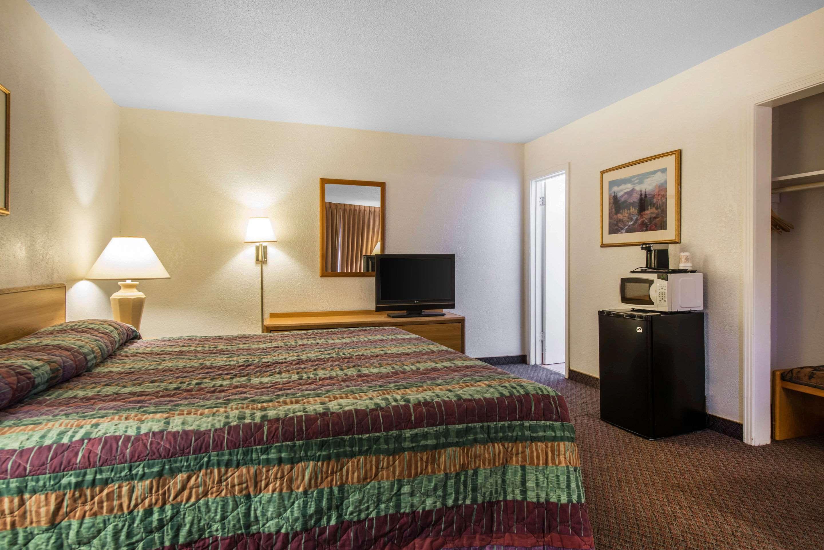 Rodeway Inn & Suites Colorado Springs Dış mekan fotoğraf