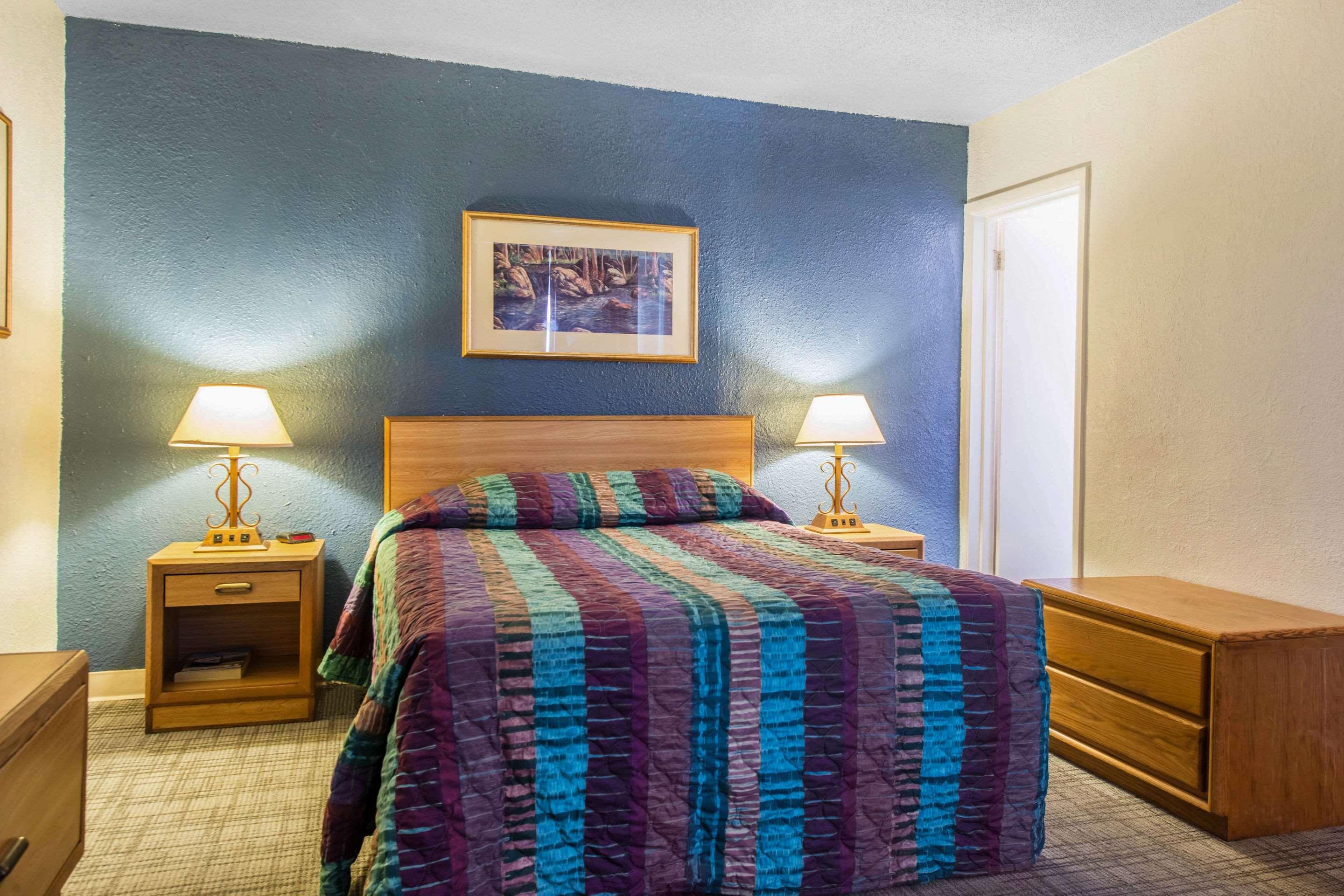 Rodeway Inn & Suites Colorado Springs Dış mekan fotoğraf