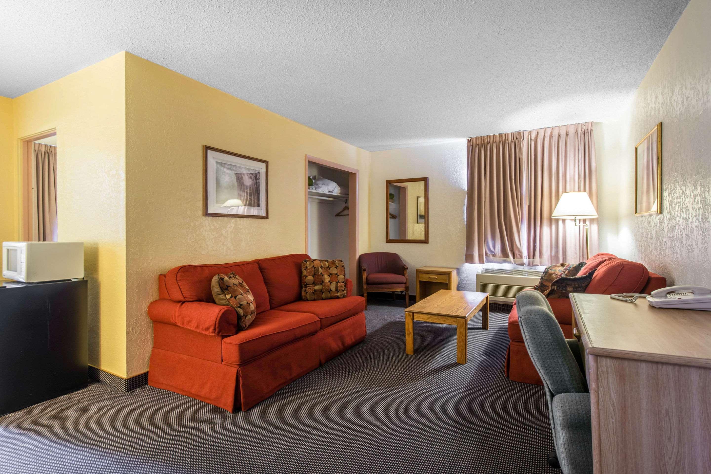 Rodeway Inn & Suites Colorado Springs Dış mekan fotoğraf